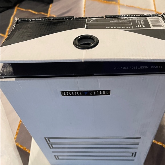 Jordan men air Jordon 11 Retro 11 black and white some damage on the box - Picture 9 of 9